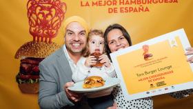 Dado y Rafaela junto a su hija Maya cuando ganaron el concurso a la mejor cheeseburguer en 2019.
