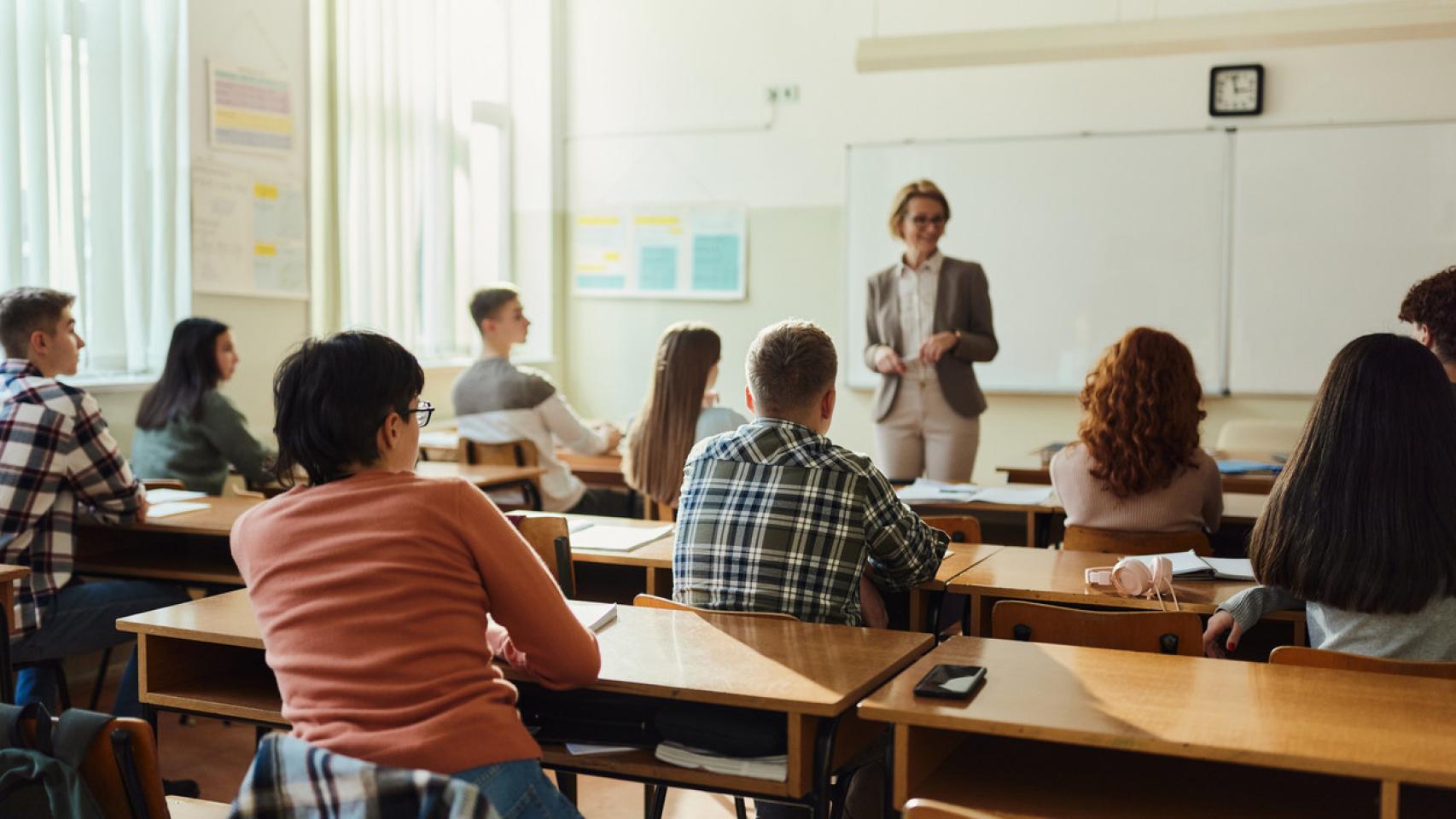 Una profesora imparte clases en un centro educativo.