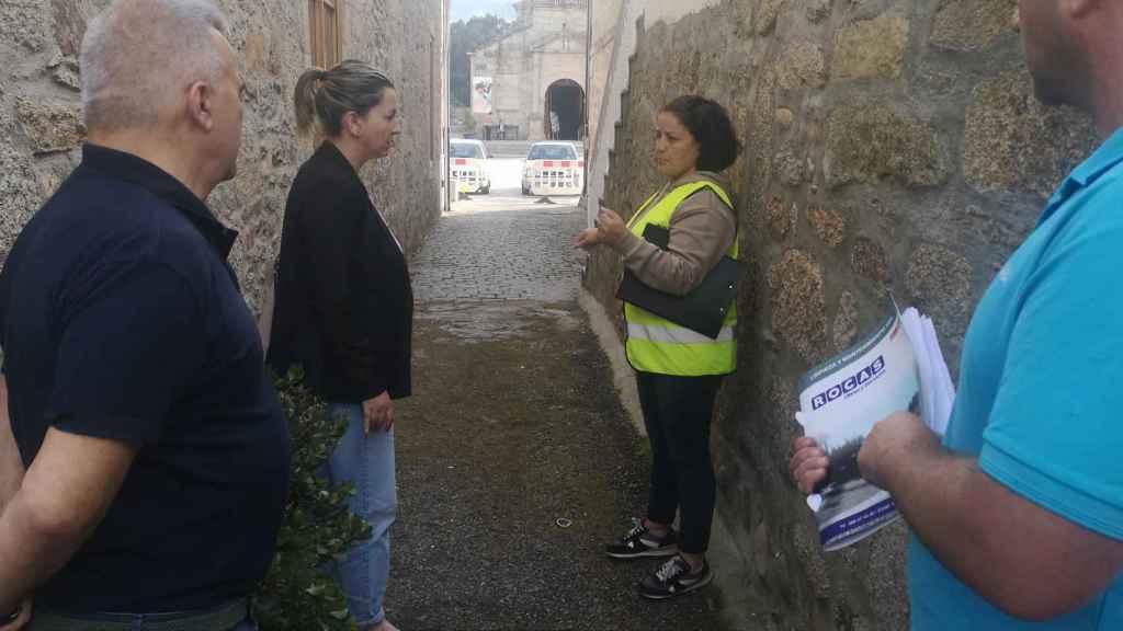 La regidora, Marta Valcárcel, recibe información de manos de una de las técnicas.