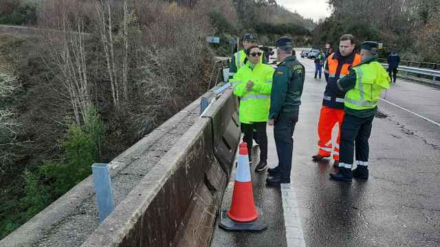 Autoridades en la zona del accidente de autobús en Cerdedo-Cotobade en la Nochebuena de 2022.