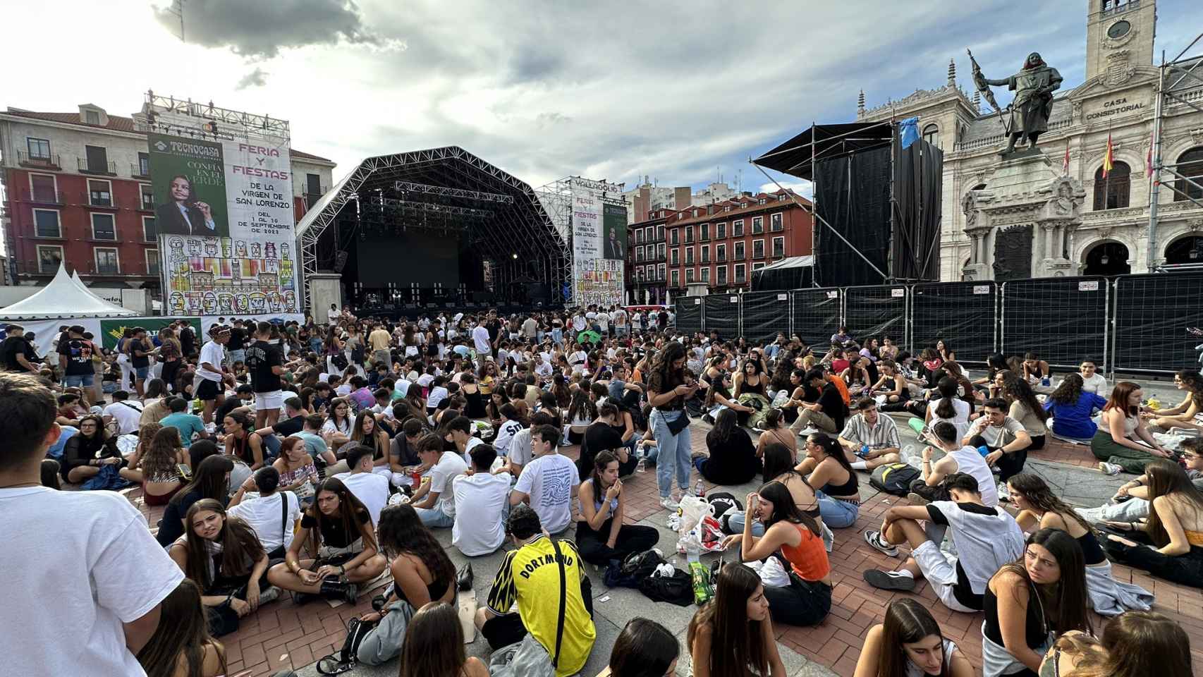 Plaza Mayor de Valladolid más de tres horas antes del inicio del conciertos de Rels B