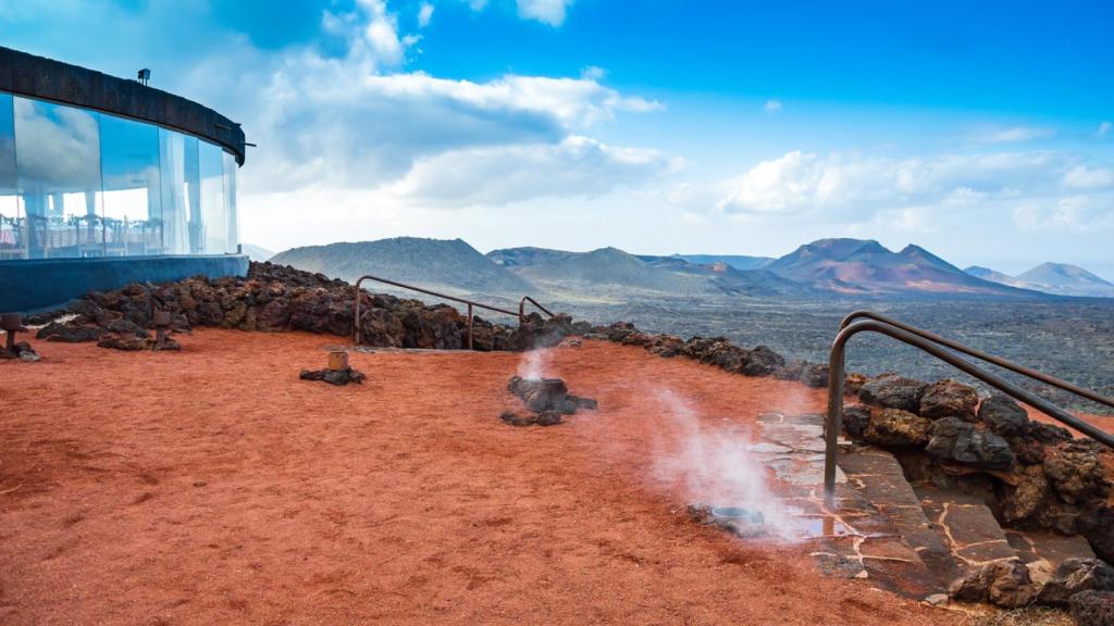 El curioso restaurante español que aprovecha la energía de un volcán para cocinar sus platos