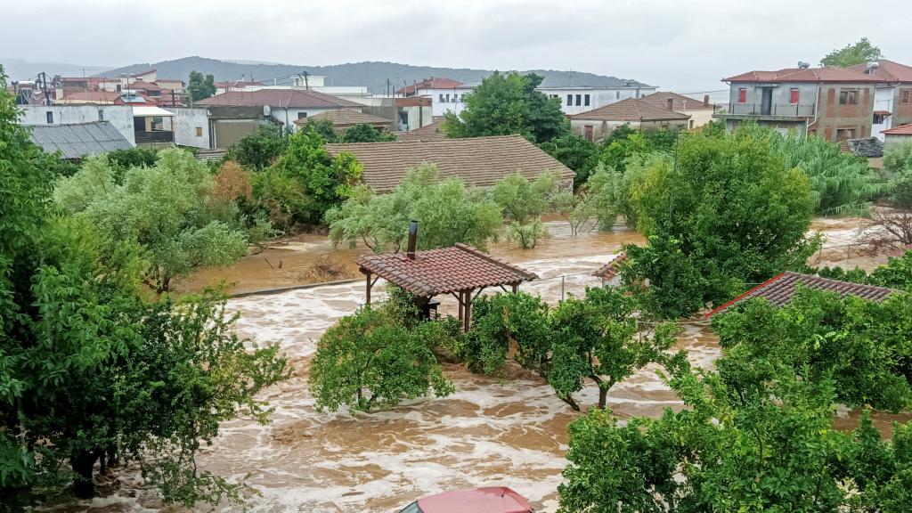 Una calle y vehículos bajo el agua en Volos, Grecia.