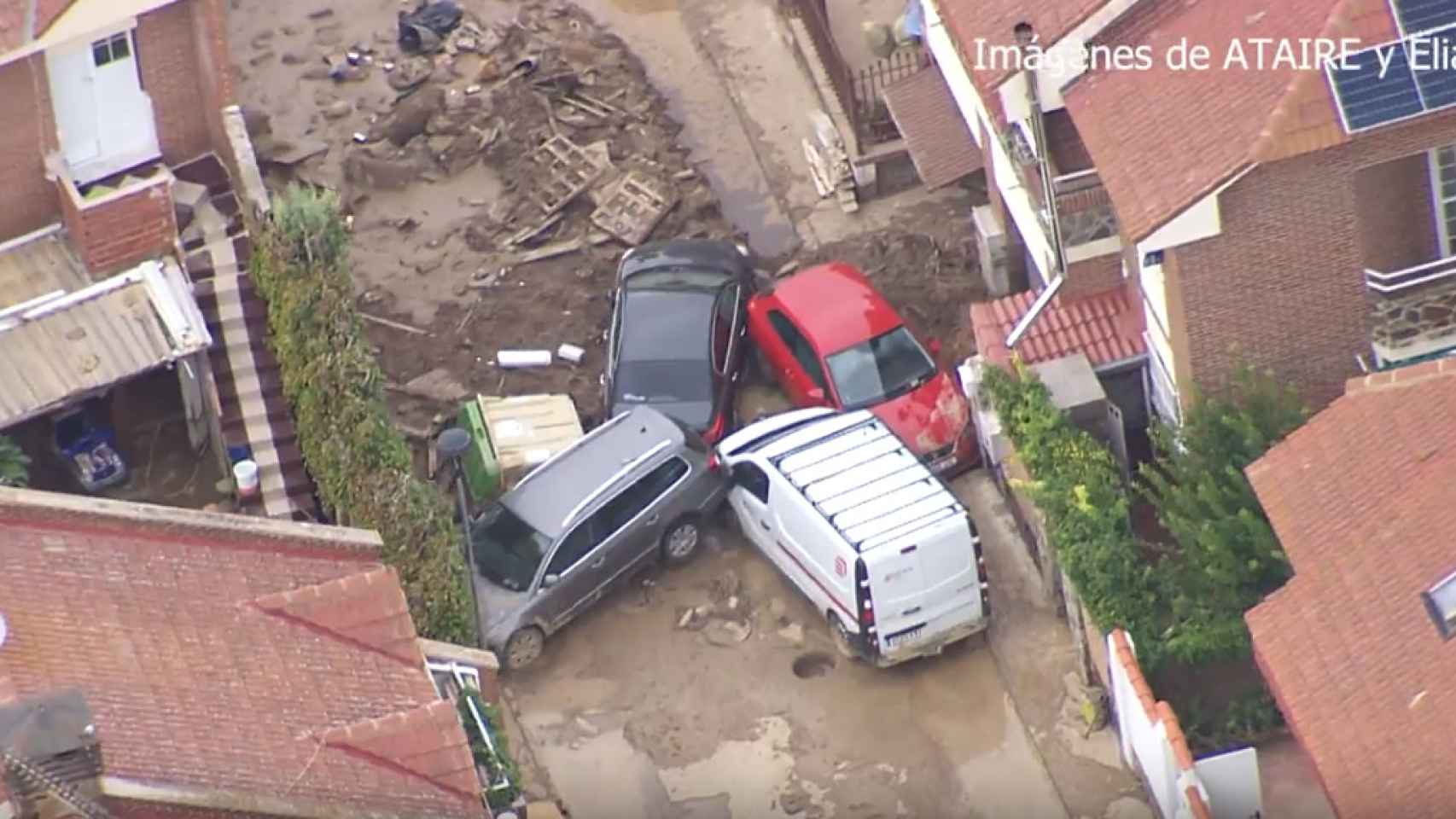 Varios coches arrastrados por la riada en la localidad toledana de Magán.