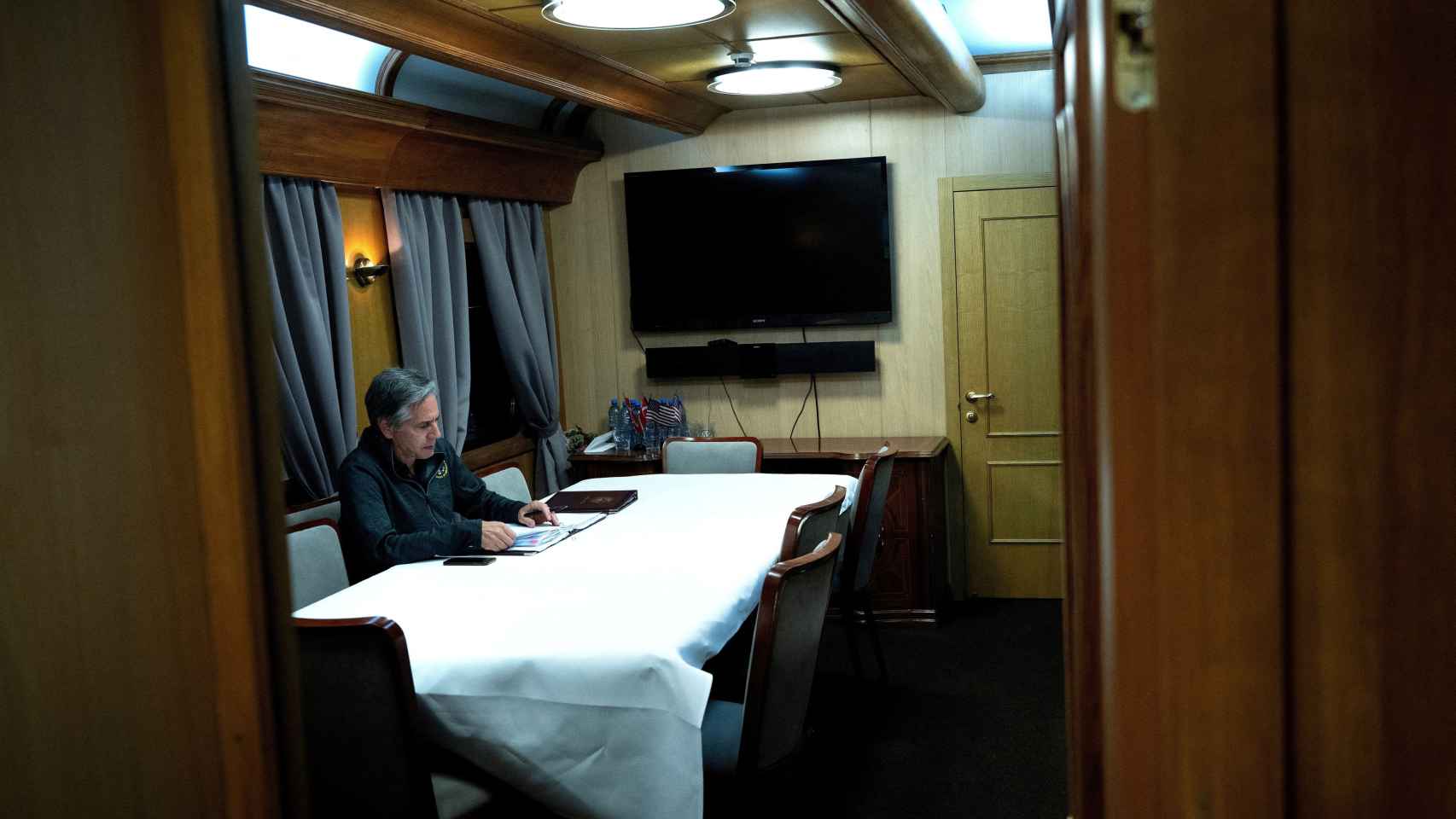 El secretario de Estado estadounidense, Antony Blinken, durante su viaje en tren a Kiev. 2.