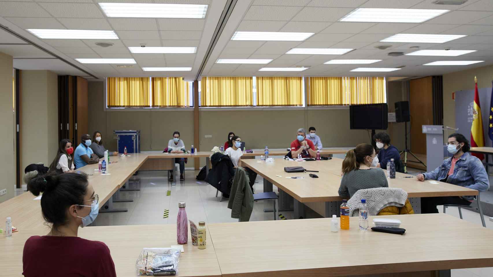 Varias personas en una de las aulas del centro de examen de las pruebas de Formación Sanitaria Especializada (FSE), en 2021.