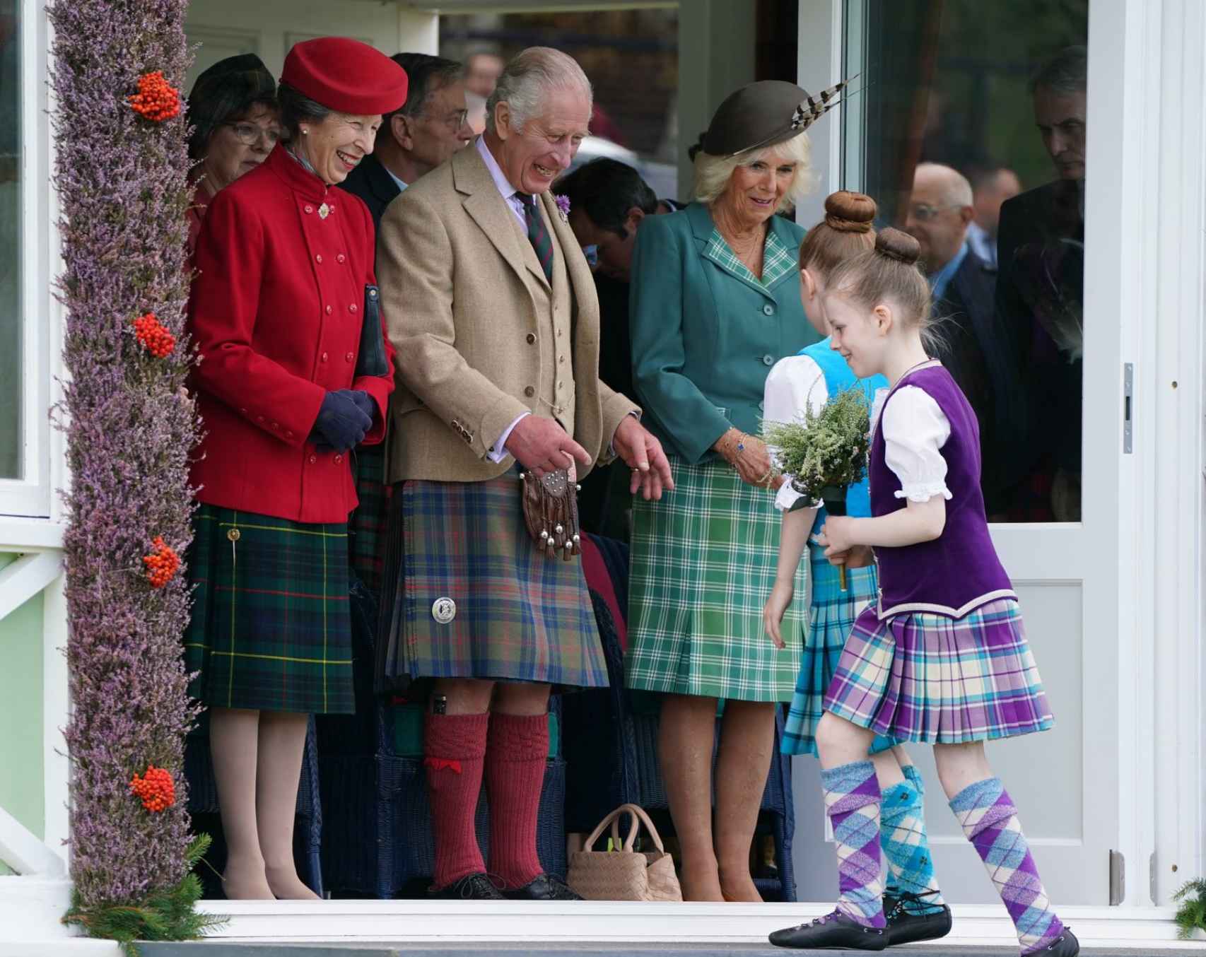 Los Reyes y la princesa Ana, en Escocia.