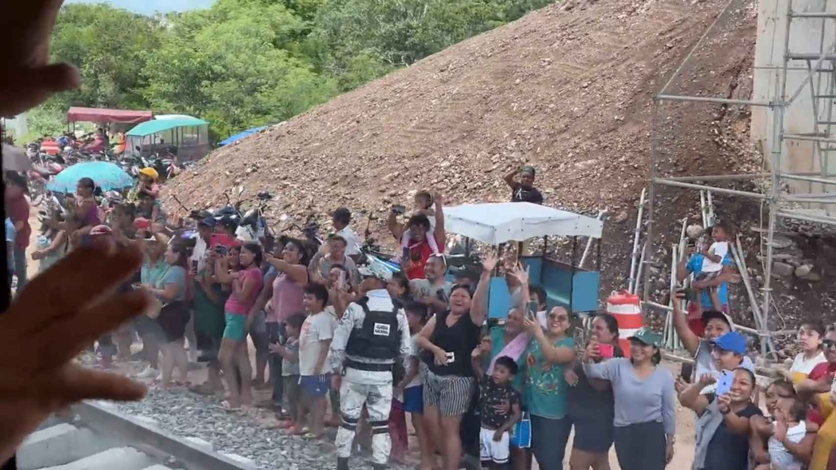 Varias personas se acercan a las vías del Tren Maya en el tramo entre San Francisco de Campeche y Mérida.