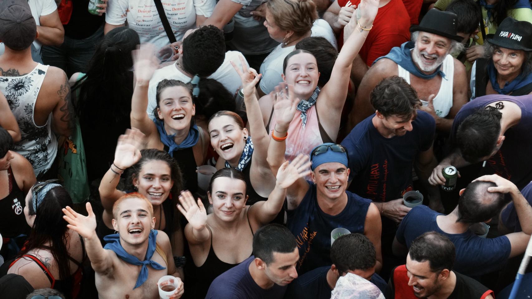 Varios jóvenes disfrutando de las fiestas de Bilbao.