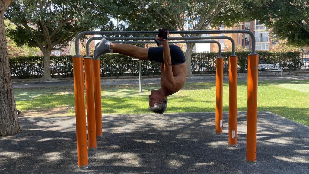 Miguel entrenando en el parque.