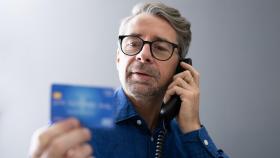 Un hombre con una tarjeta de crédito en la mano, en una imagen de archivo.