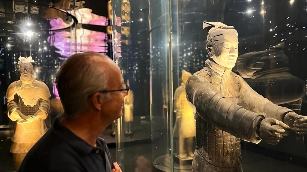 El director de la Fundación Marq, junto a una de las figuras de los guerreros de Xi'an este miércoles.