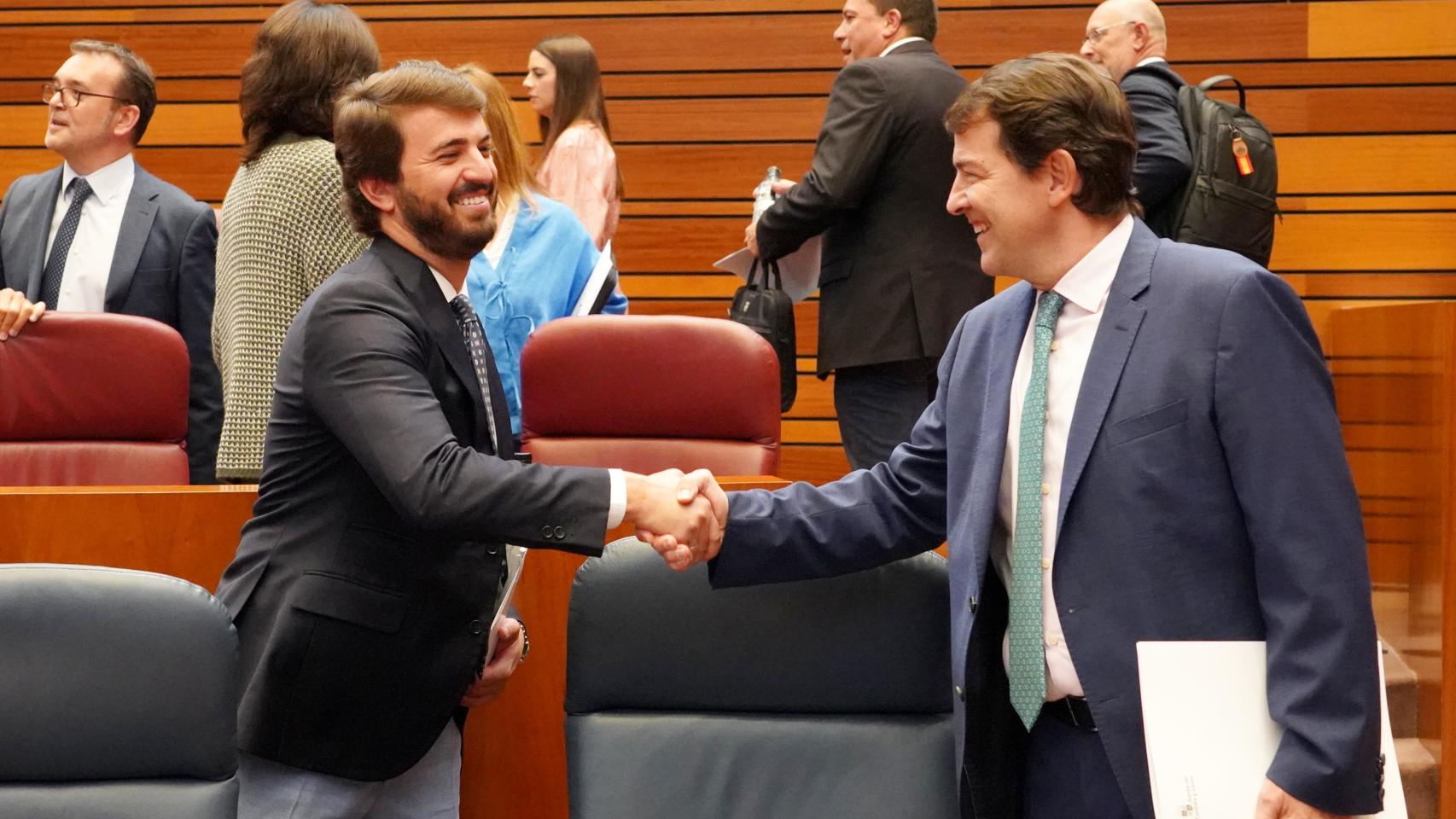 Fernández Mañueco y García-Gallardo en el primer pleno de las Cortes