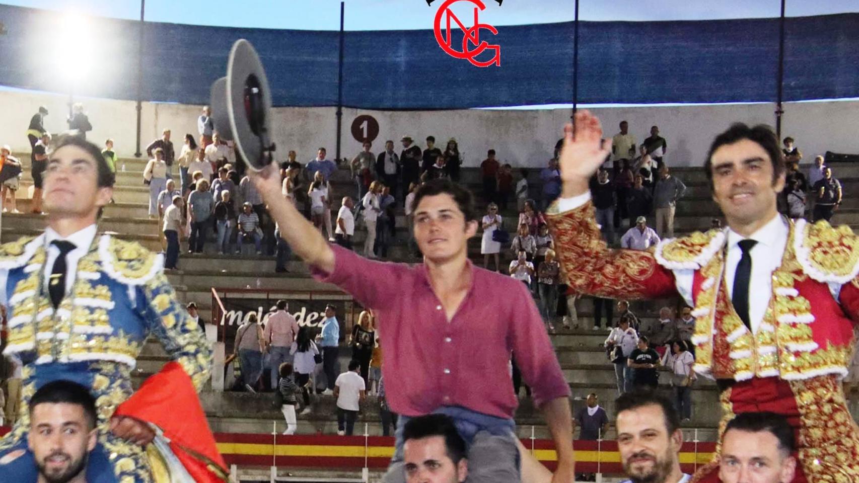 Perera y López Chaves a hombros con el mayoral de la ganadería ayer en Medina del Campo