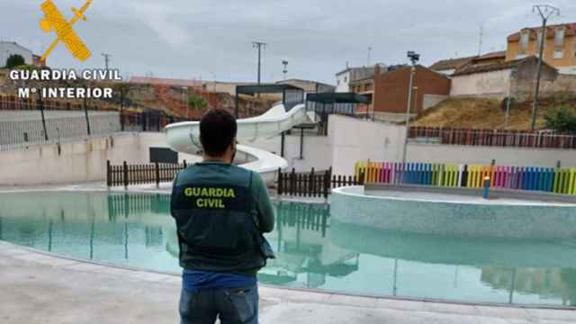 Un guardia civil en las piscinas de Villanubla