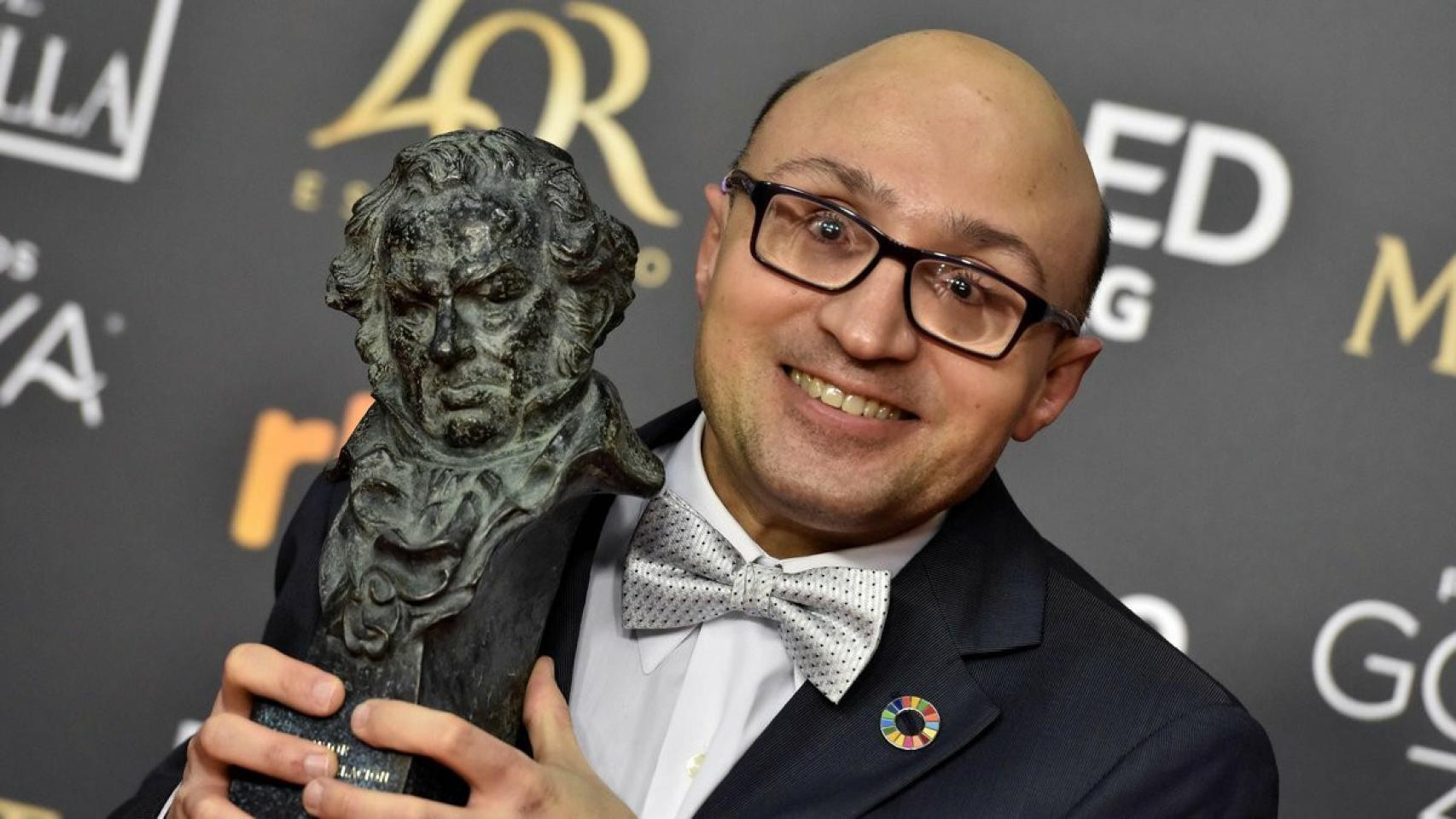 Jesús Vidal posa con el Goya tras recibir el premio al Mejor Actor Revelación