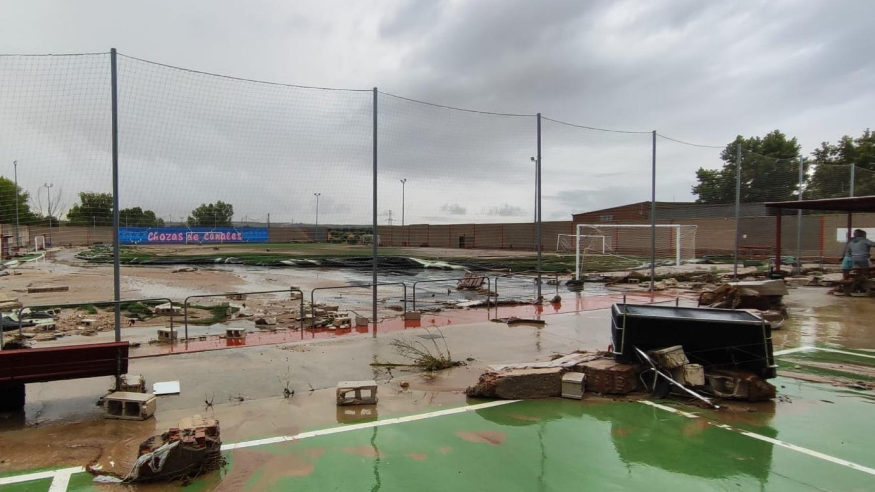 Destrozos provocados por la DANA en el campo de fútbol de la localidad toledana de Chozas de Canales