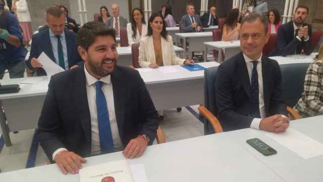Fernando López Miras, este miércoles, a su llegada a la Asamblea Regional para su investidura, junto al diputado popular Marcos Ortuño.