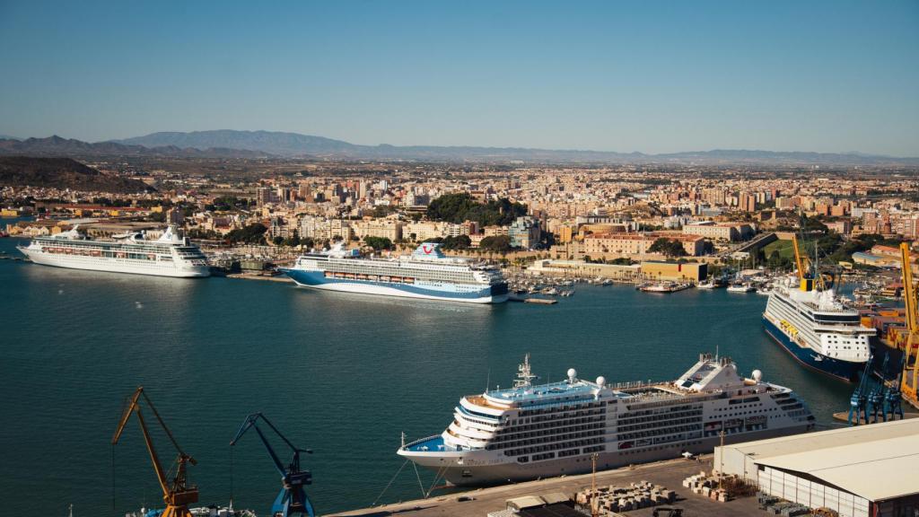 Cuatro cruceros atracados en el puerto de Cartagena.