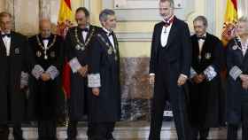 El Rey junto a Carlos Lesmes en la apertura del curso judicial en 2022. Detrás de Felipe VI, Francisco Marín, actual presidente en funciones del alto tribunal./