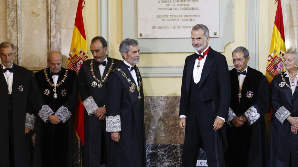 El Rey junto a Carlos Lesmes en la apertura del curso judicial en 2022. Detrás de Felipe VI, Francisco Marín, actual presidente en funciones del alto tribunal./