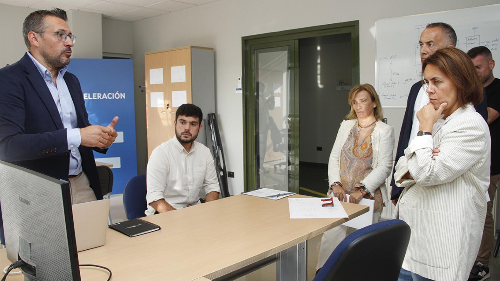 La directora de la GAIN, Patricia Argerey (a la derecha de la imagen), durante la visita a una de las startups participantes en la edición de BFAero 2022.