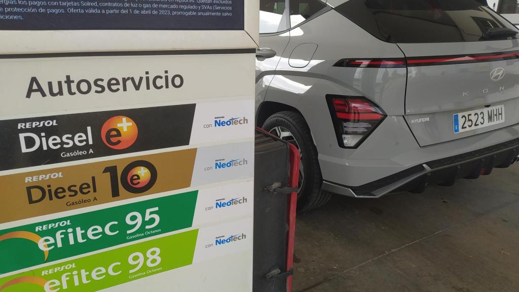 Imagen durante el repostaje en la estación de Repsol.