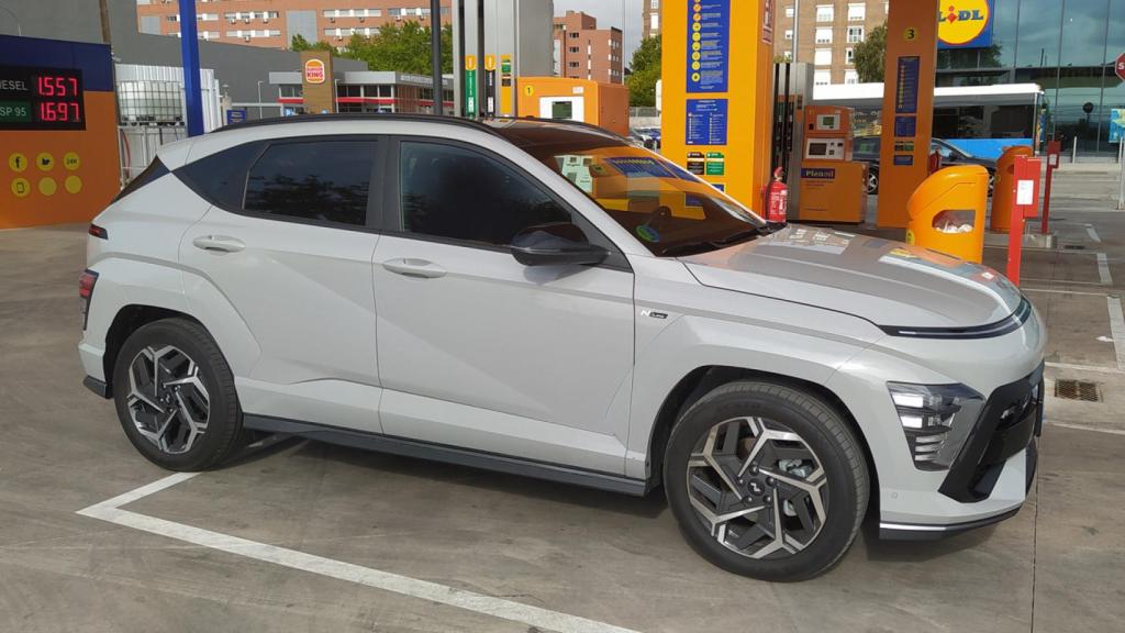 Repostaje en una gasolinera low cost de la firma Petroil en Madrid