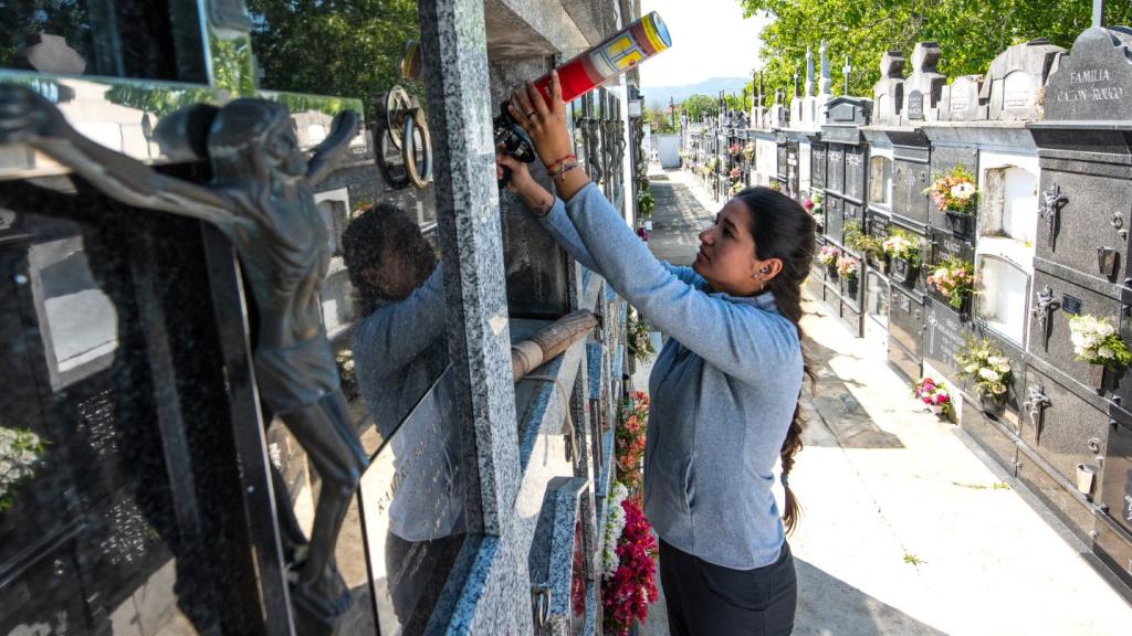 Alicia Aneiros trabajando en el cementerio.