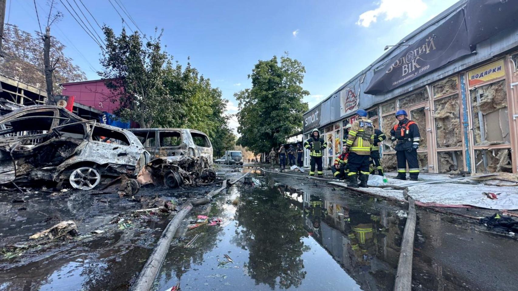 Resultado del ataque ruso contra un mercado de Kostiantinivka, en Ucrania