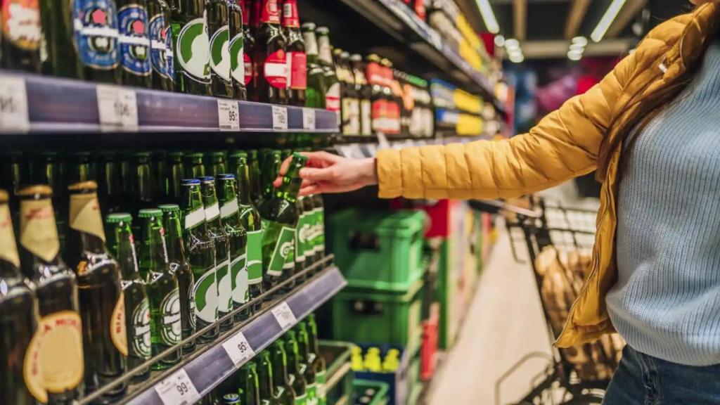 Pasillo de cervezas de un supermercado.