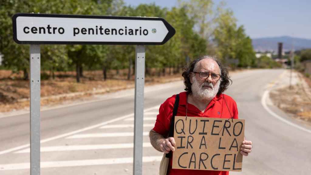 Justo Márquez este lunes en el acceso a la cárcel de Alhaurín de la Torre (Málaga).