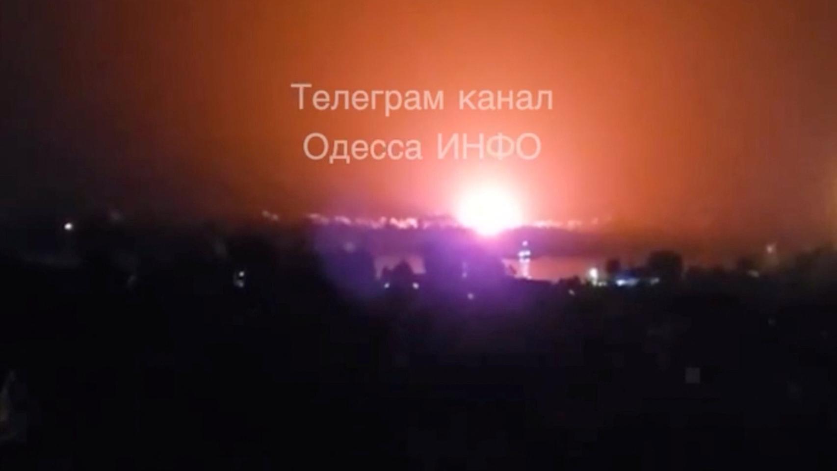 Una imagen del momento de la explosión en Izmail, región de Odesa, durante la madrugada del jueves.