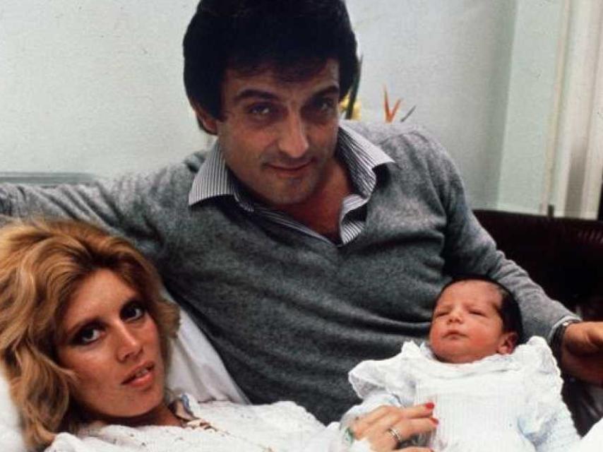 María Jiménez y Pepe Sancho tras el nacimiento de su hijo, Alejandro.