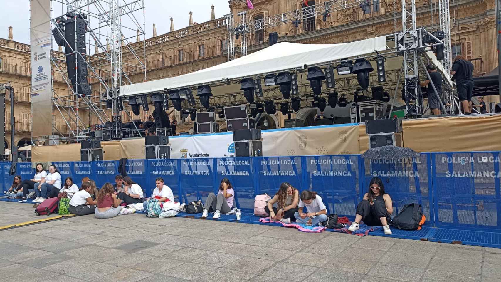 Los jóvenes esperan tener el mejor lugar para el concierto en la Plaza Mayor