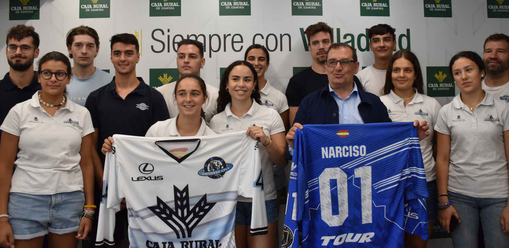Narciso Prieto con algunos de los jugadores del Club Patinaje en Línea Valladolid