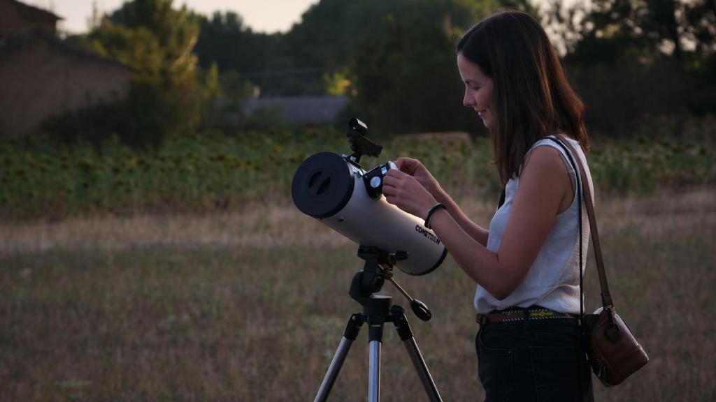 Eco Hotel Doña Mayor - Elena con el telescopio. Foto: Cedida.