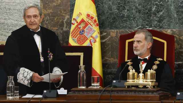 Felipe VI escucha el discurso del presidente interino del Tribunal Supremo, Francisco Marín Castán, en la apertura del Año Judicial.