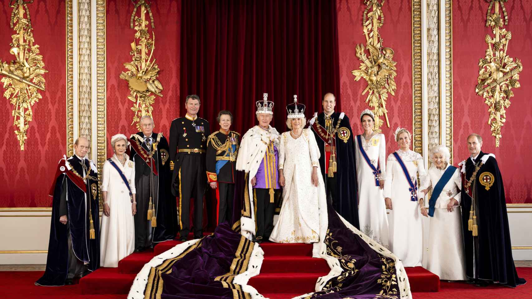 El rey Carlos III junto a los miembros activos de la Corona el día de su coronación.