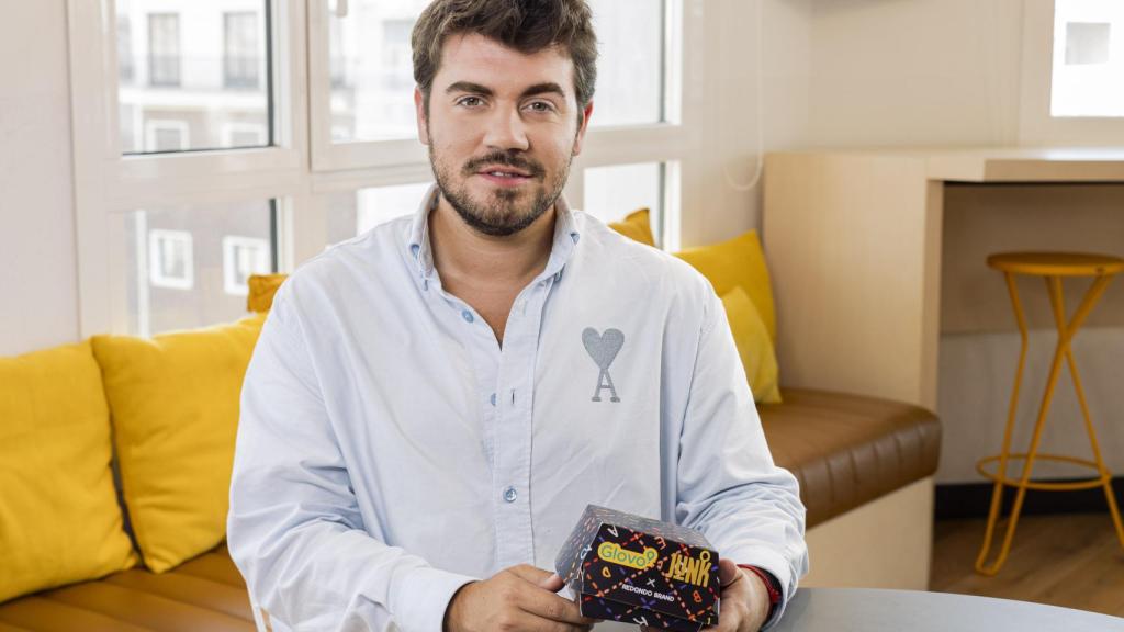 El diseñador Jorge Redondo con la caja de Glovo Junk.