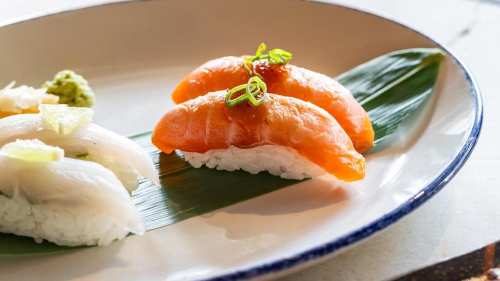 Nigiri de salmón, karashi y miso y niguiri de lubina, shiso y lima