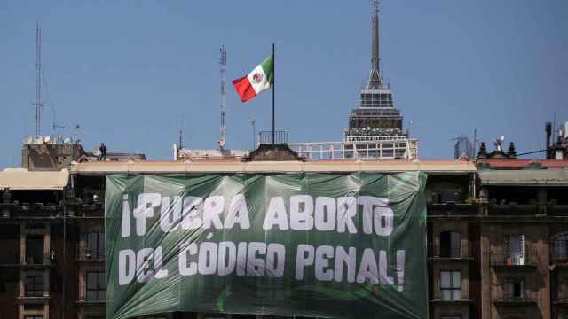 Una pancarta cuelga de un edificio durante el Día de la Mujer en la plaza del Zócalo de la Ciudad de México.