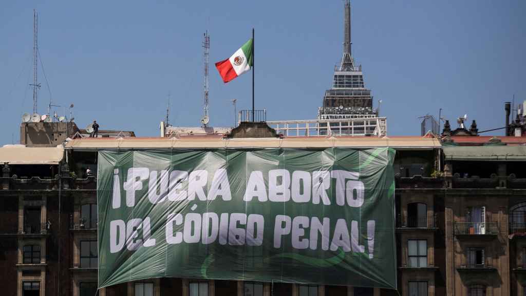 Una pancarta cuelga de un edificio durante el Día de la Mujer en la plaza del Zócalo de la Ciudad de México.