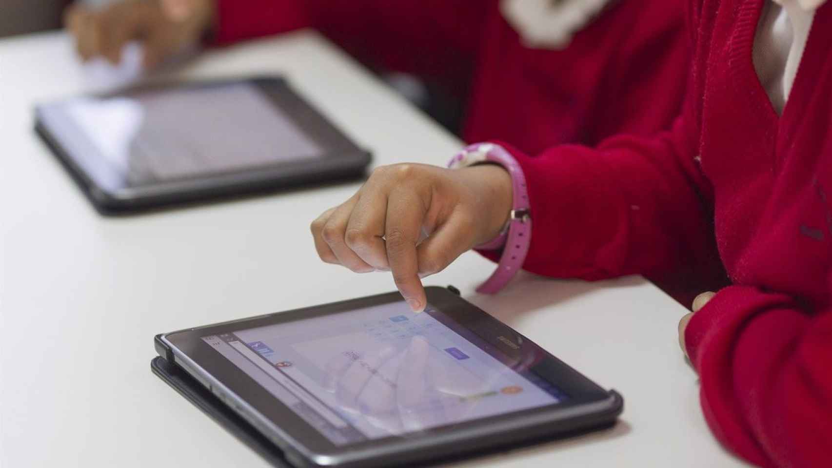 Niños en clase con una tablet
