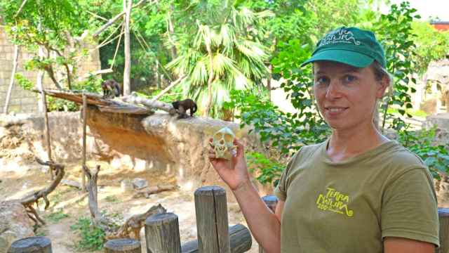 Una de las educadoras de Terra Natura Benidorm que trabaja en la concienciación sobre el Día de los Primates.