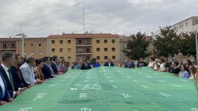 Despliegue en Salamanca de una gran bandera contra el cáncer