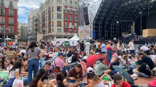 Los fans de Lola Índigo esperando el inicio de su concierto en la Plaza Mayor de Valladolid