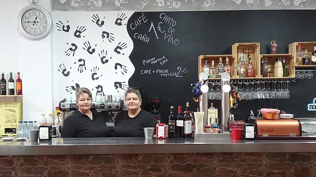 Antoaneta Lazarova Vasileva y su hermana gemela, en el nuevo bar de Delicias