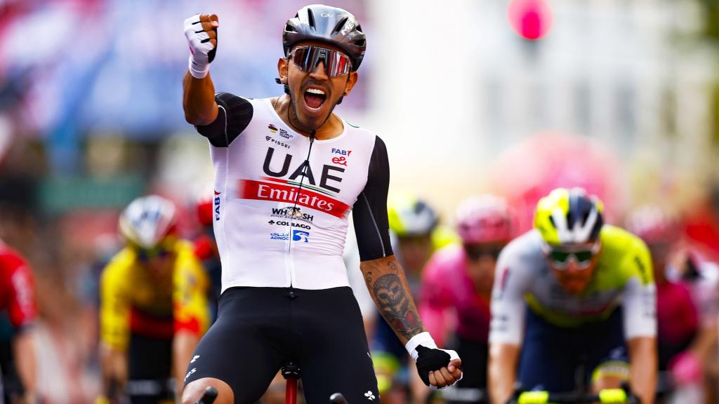 Juan Sebastián Molano celebra su victoria al sprint en Zaragoza en la Vuelta a España.