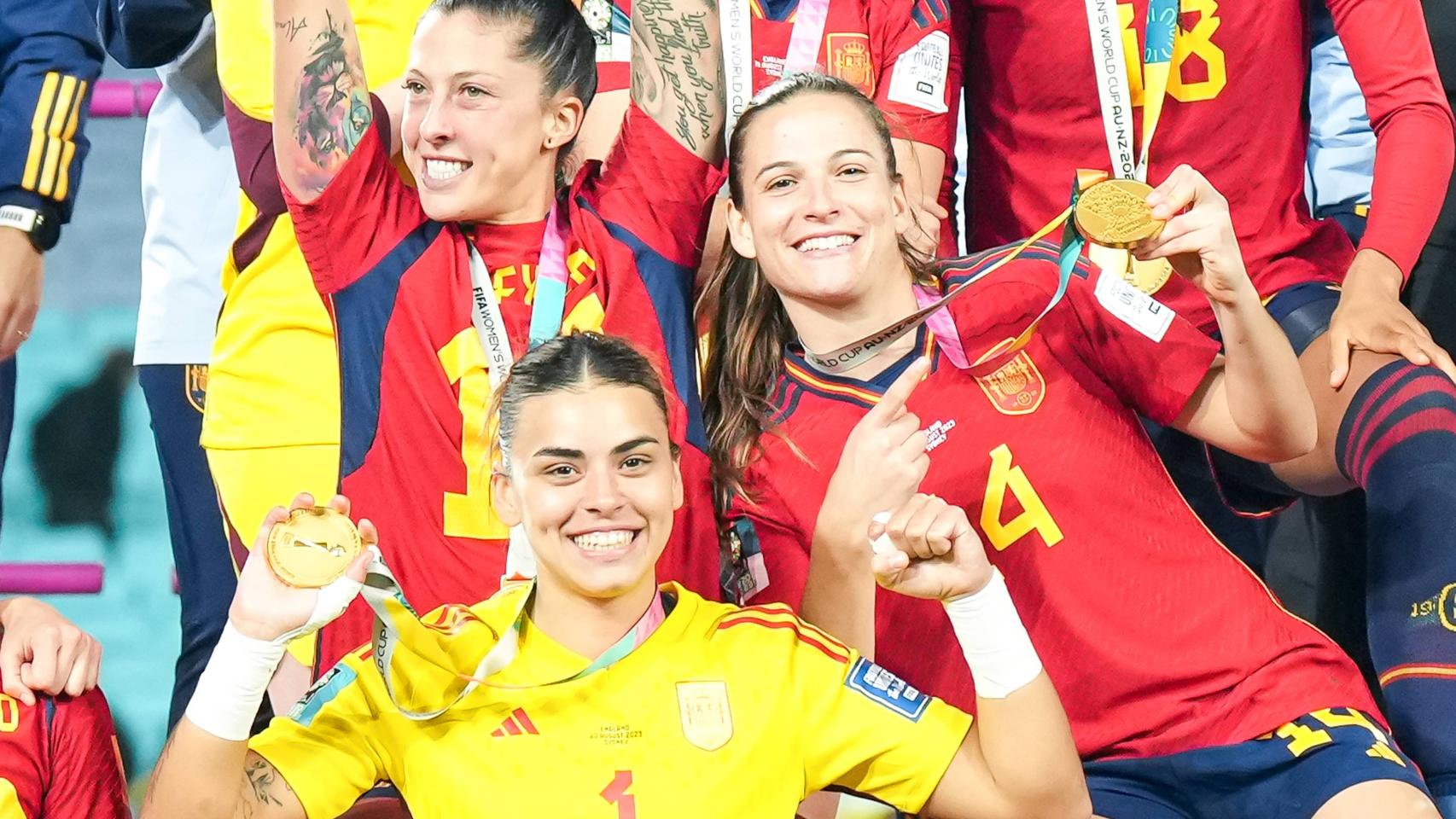 Jenni Hermoso, Laia Codina y Misa Rodríguez tras ganar el Mundial